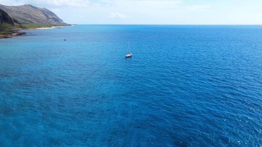 航拍蔚蓝大海中的小船