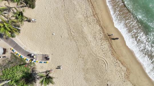 俯瞰大海边海滩海浪拍打沙滩航拍