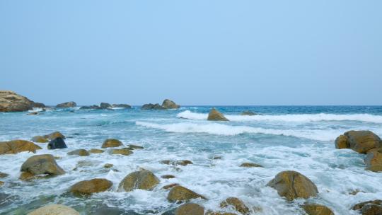 海浪拍打礁石岩石 波涛汹涌 海枯石烂