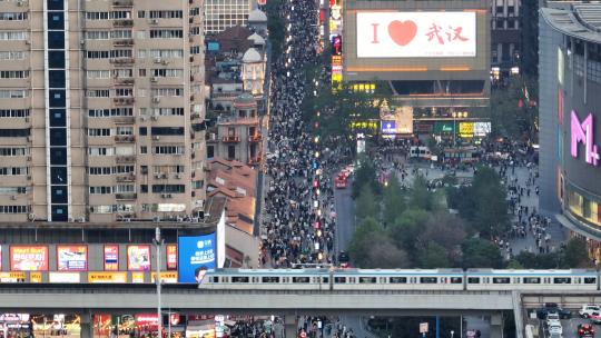 航拍武汉江汉路步行街熙熙攘攘逛街的人群