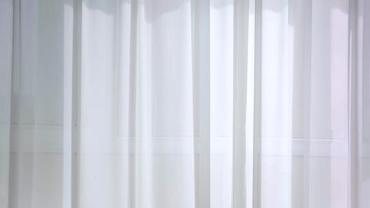 阳光下随风飘动的白色窗帘清新空镜