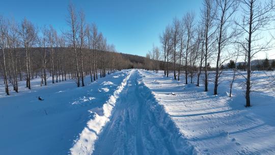 冬天山区大雪后的道路积雪覆盖的道路