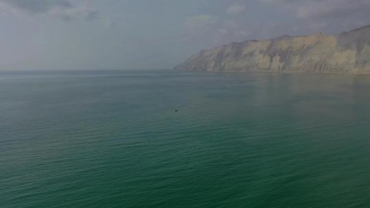 阿拉伯海上空，背景是欣戈尔国家公园崎岖的山脉