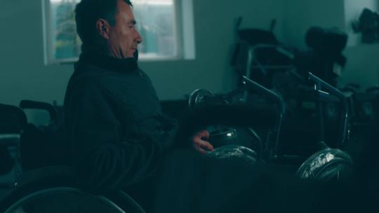 残疾人组装轮椅视频素材模板下载