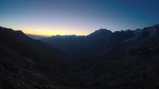 阿尔卑斯山斯泰尔维奥山口的日出，延时视频