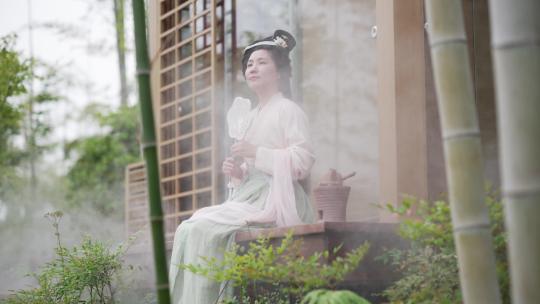 宋代古装美女在竹林茶亭喝茶