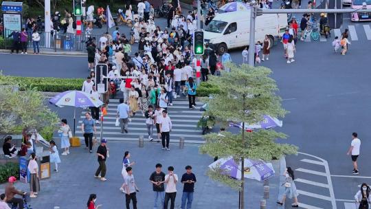 繁华街道路口斑马线人群过马路