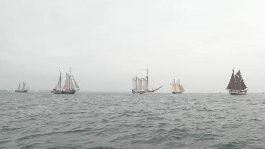 帆船比赛中的木制帆船