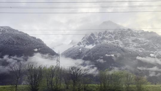 火车窗外风景动车高铁窗外美景雪景瑞士路上