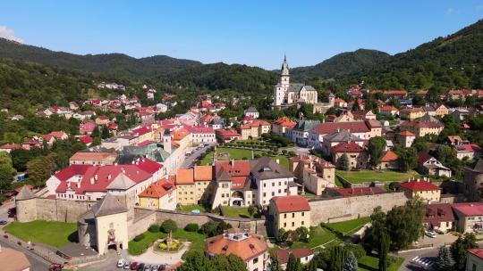斯洛伐克历史城镇克雷姆尼察的鸟瞰图