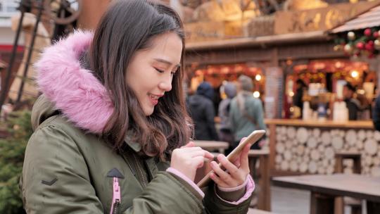 年轻女子在伦敦街头使用手机