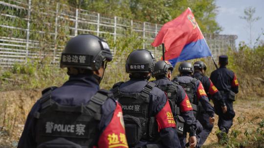 警察在边境线巡逻03