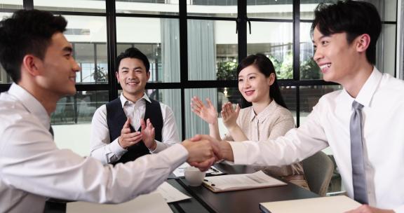 合作伙伴愉快签约成功握手庆祝