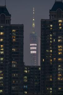 广州塔与民居亮灯