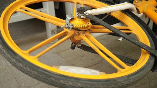 倒地的自行车轮子视频素材模板下载
