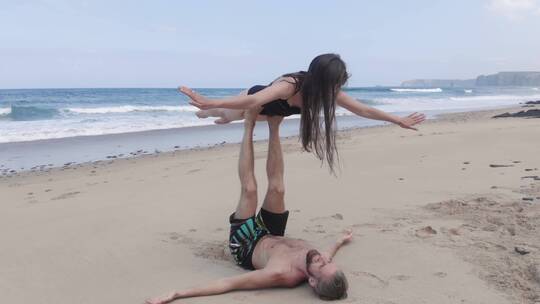 一个男人和一个女人在沙滩上玩耍