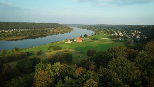 立陶宛内穆纳斯河附近扎皮斯基斯村的鸟瞰图