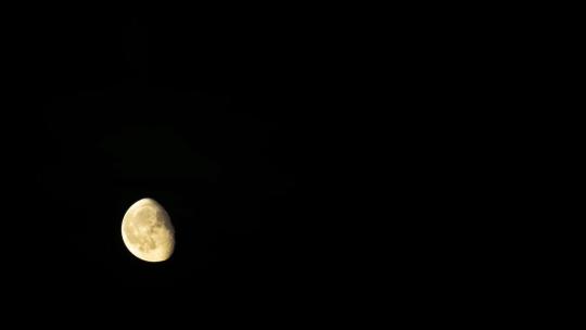 月亮划过天空