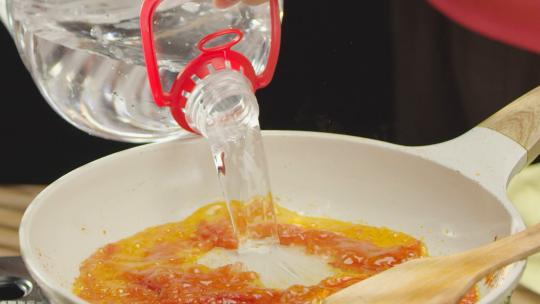 倒水烧水西红柿番茄餐饮做饭视频素材模板下载
