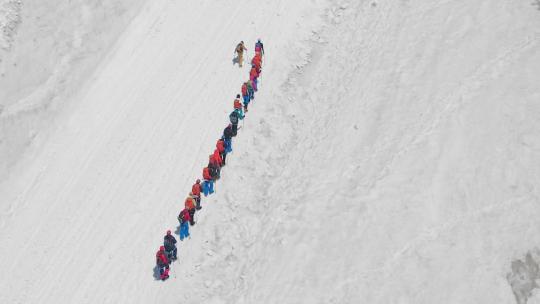 登山队登顶阿尔卑斯山营地