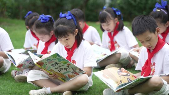 小学生在公园读书念书追逐奔跑玩耍嬉戏