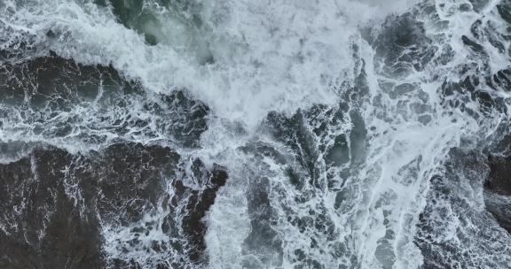 俯拍海浪拍打礁石海水冲击礁石浪花拍打岩石正版超高清4k商用授权视频素材下载-新片场素材