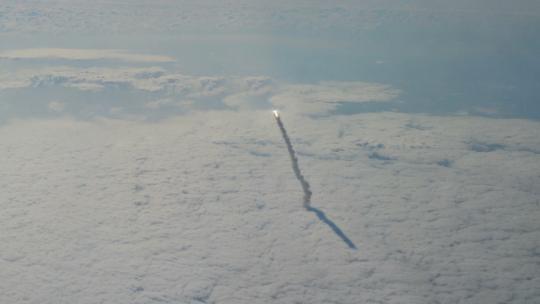 从地球发射穿过云层的火箭1080 (1)视频素材模板下载