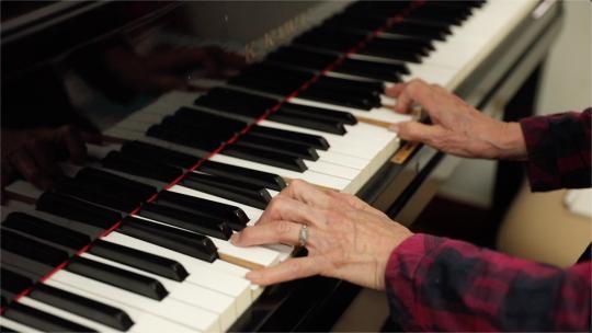 老年人弹钢琴视频素材模板下载