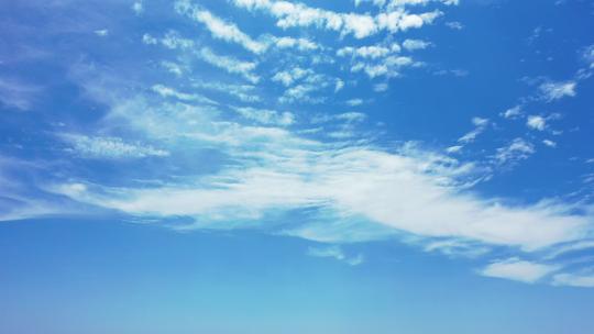 4K白色天堂海滩和蓝色水域背景的日间无人机抽象照片视频素材模板下载