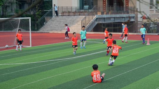 小学生踢足球