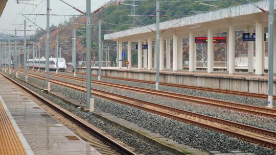 江西景德镇站出站的的高铁动车站