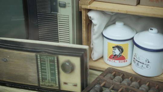 收音机和陶瓷杯