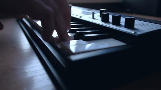一双手在敲击琴键视频素材模板下载