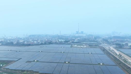 雾霾天航拍新能源光伏太阳能发电站
