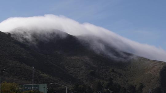 美国加利福尼亚州旧金山湾山上的低云