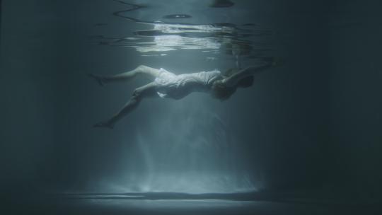 女人沉入水底