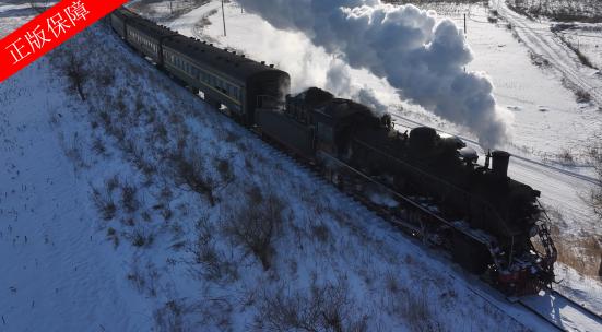 蒸汽火车老火车在冬天雪地行驶视频素材模板下载