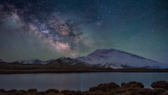 新疆帕米尔慕士塔格峰上的夏季银河星空延时