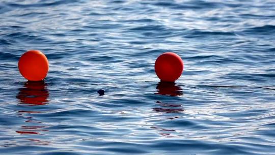 1392_海上的彩色气球