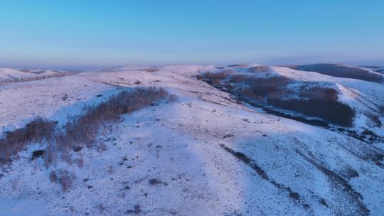 寒冬白雪覆盖的山岭雾凇夕阳雪景