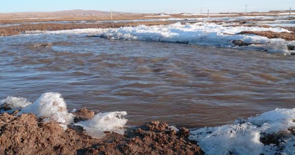 冰雪开始融化的河流