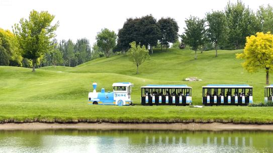 午后清爽治愈的草地河流和小火车