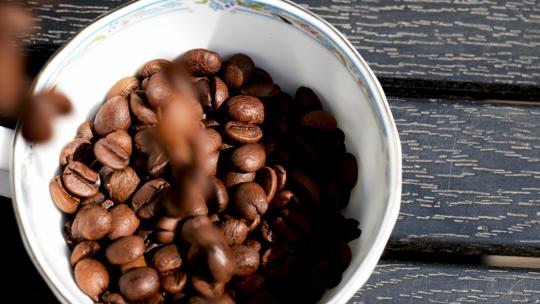 咖啡豆倒进咖啡杯