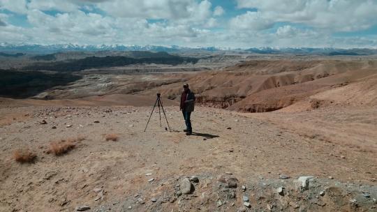 西藏旅游风光札达土林斑驳光影摄影师自拍