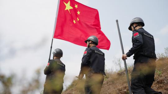 警察在边境线上巡逻10