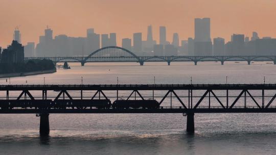 钱塘江大桥火车通过