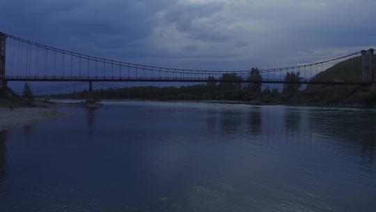 日落天空下的桥梁和河流