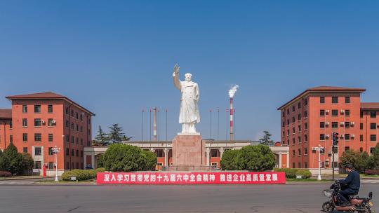 4k延时摄影洛阳中国一拖大门口伟人雕塑视频素材模板下载