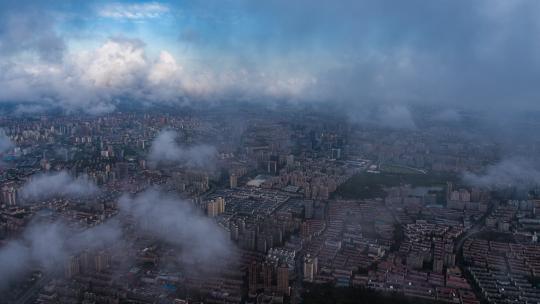 从云层中俯瞰城市