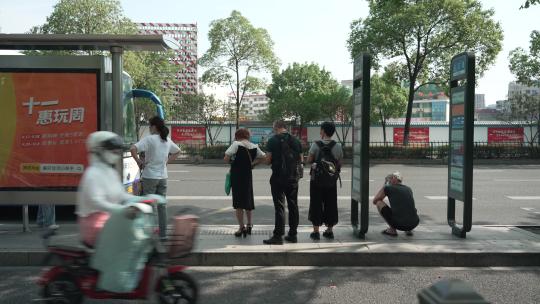 杭州公交车站等待的成河